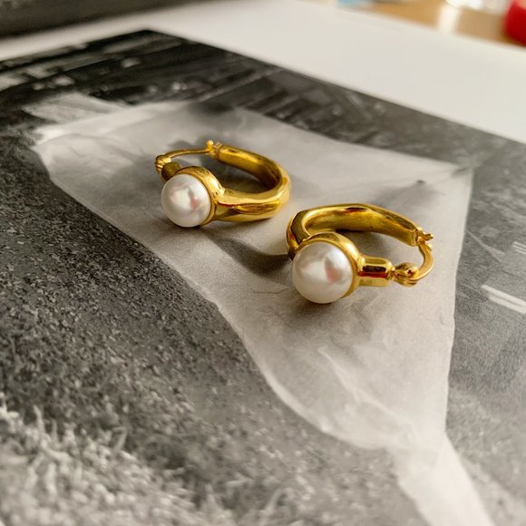 NEW 18K Gold Plated Pearl Hoop Earrings - Picture 5 of 8